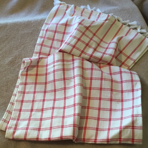 Red White Table Runner with Fringe NWT - Picture 4 of 4